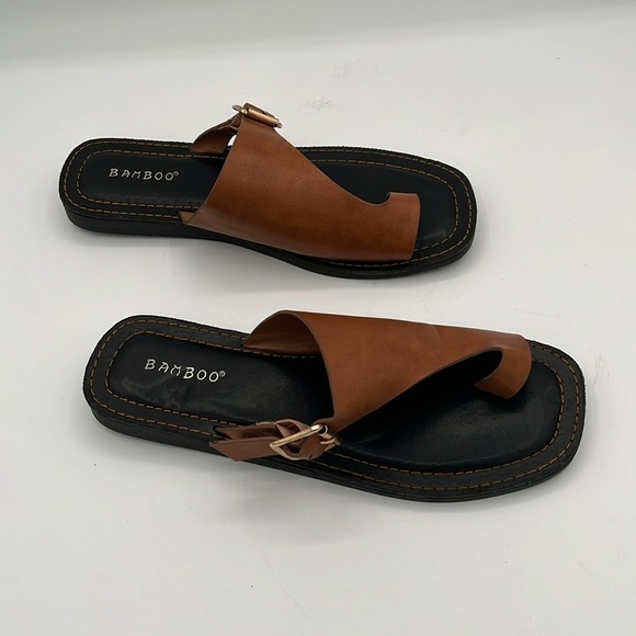 Bamboo Admirable Faux Leather Toe Loop Slide Sandals - Picture 3 of 6